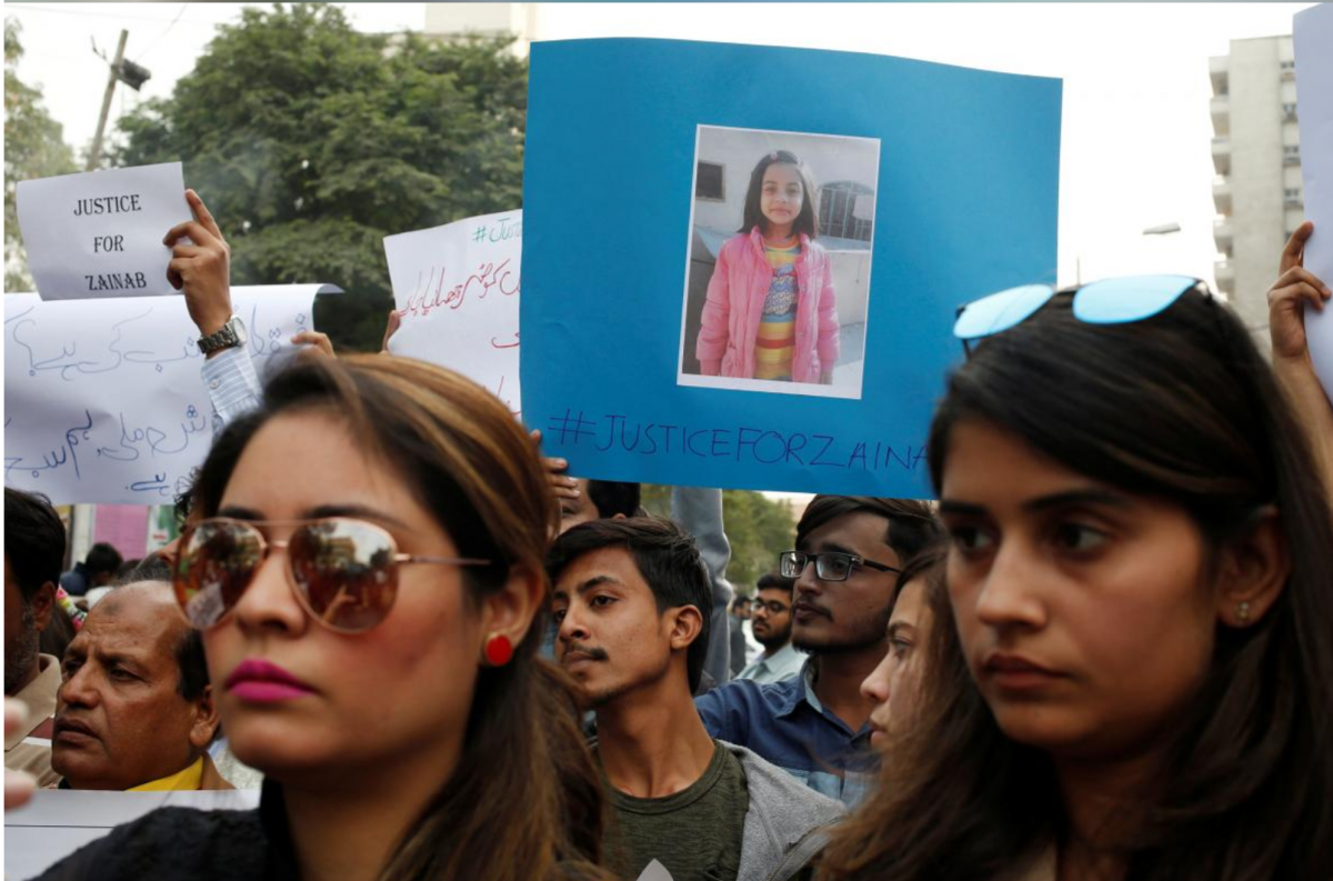 ޖެނުއަރީ 12، 2017: ޕާކިސްތާނުގައި 7 އަހަރުގެ ޒައިނަބް ރޭޕްކޮށް މަރާލުމާއި ގުޅިގެން އެގައުމުގެ ކަރާޗީގައި ބޭއްވި މުޒާހަރާއެއްގެ ތެރެއިން 