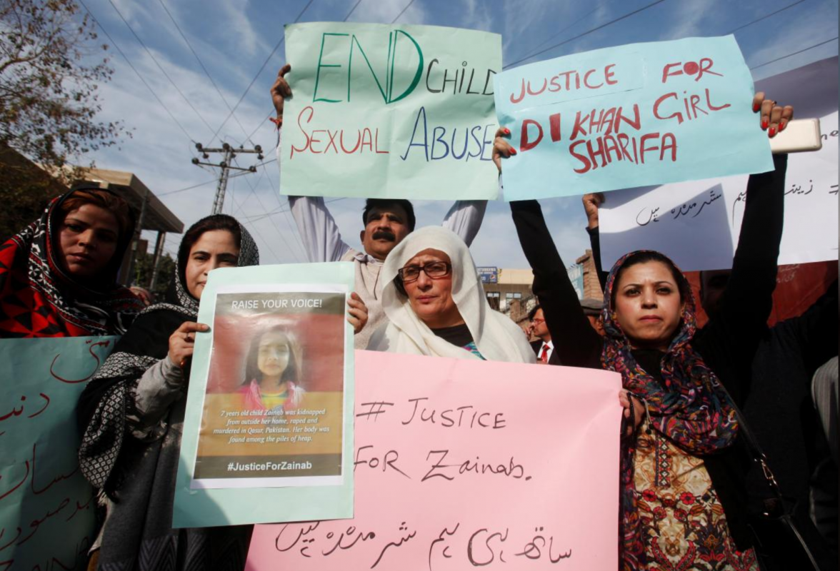 ޖެނުއަރީ 12، 2017: ޕާކިސްތާނުގައި 7 އަހަރުގެ ޒައިނަބް ރޭޕްކޮށް މަރާލުމާއި ގުޅިގެން އެގައުމުގެ ޕެޝާވަރުގައި ބޭއްވި މުޒާހަރާއެއްގެ ތެރެއިން 