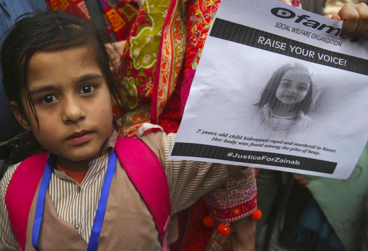 ޖެނުއަރީ 12، 2017: ޕާކިސްތާނިގައި 7 އަހަރުގެ ޒައިނަބް ރޭޕްކޮށް މަރާލުމާއި ގުޅިގެން ޕާކިސްތާނުގެ ކުރި މުޒާހަރާއެއްގައި ކުޑަކުއްޖަކު ޒައިނަބްގެ ފޮޓޯއެއް ހިފައިގެން 