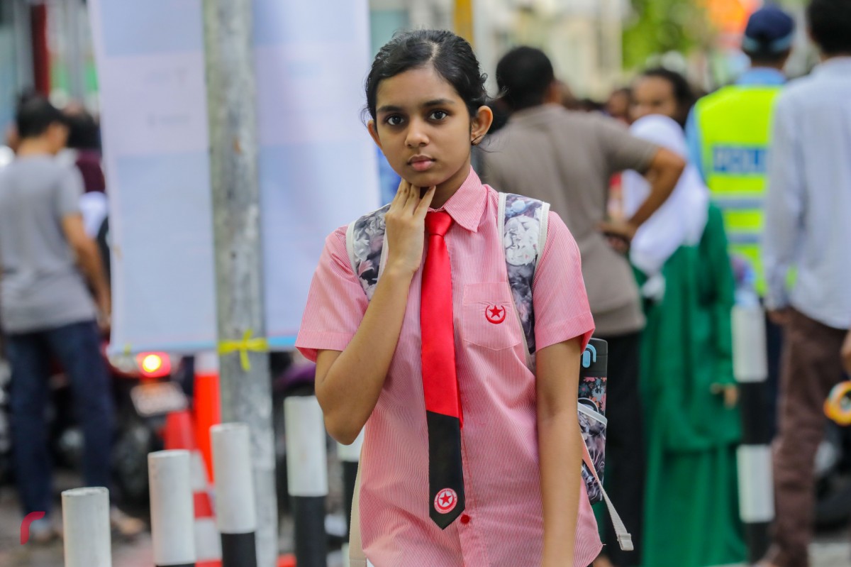 ޖެނުއަރީ 14، 2018: އިސްކަންދަރު ސްކޫލްގެ ދަރިވަރަކު ސްކޫލަށް ދަނީ: ދިރާސީ އާ އަހަރުގެ ކިޔެވުން މިއަދު ފަށާފައިވާއިރު، މި އަހަރު ޕްރީ ސްކޫލްތަކަށް 7600 ދަރިވަރުން އަދި ގްރޭޑް 1 އަކަށް 7682 ދަރިވަރުން ވަނީ ގުޅިފައި