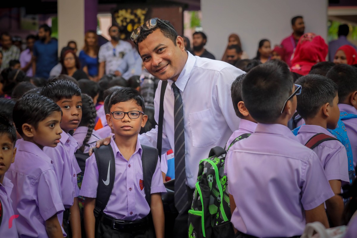 ޖެނުއަރީ 14، 2018: ޣިޔާސުއްދީން އިންޓަނޭޝަނަލް ސްކޫލްގެ ބެލެނިވެރިޔަކު، ދަރިވަރުންތަކަކާއެކު ފޮޓޯއަކަށް ހުއްޓިގެން 