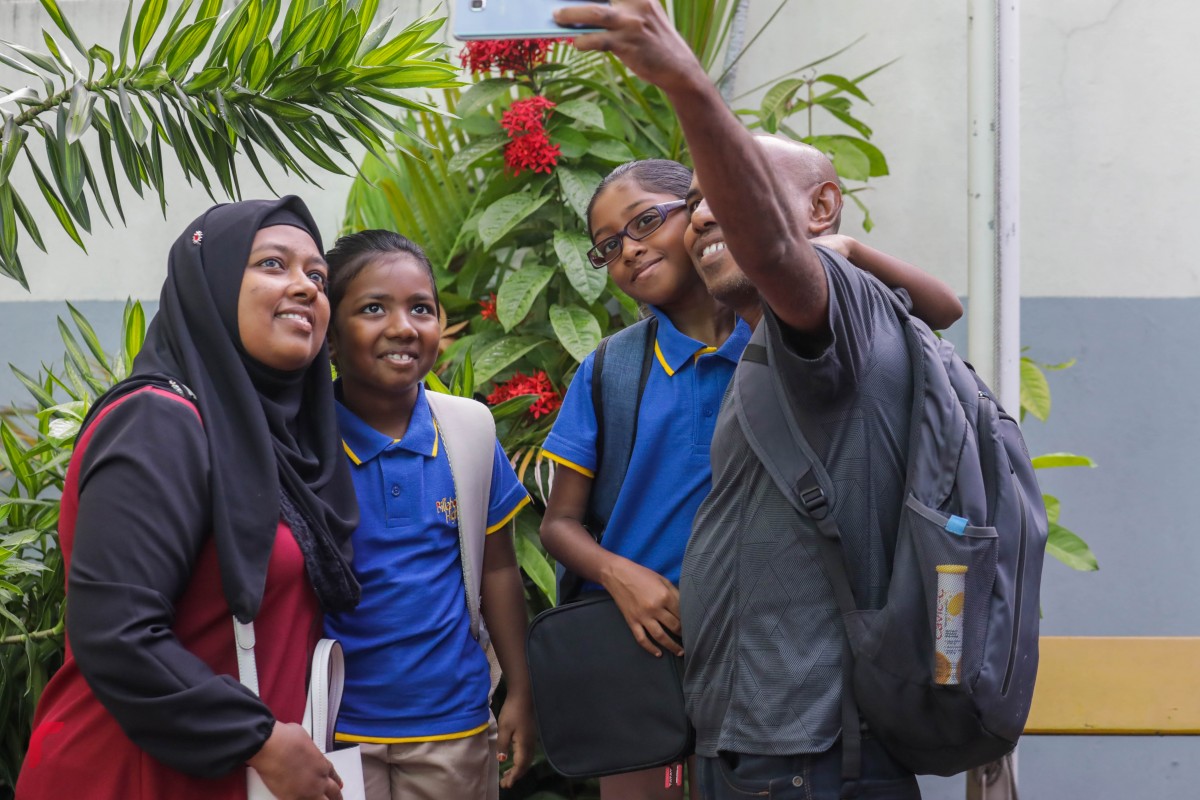 ޖެނުއަރީ 14، 2018: ބިލަބޮންގް ސްކޫލްގެ ބެލެނިވެރިންތަކެއް ދަރިވަރުންނާއެކު ސެލްފީއެއް ނަގަނީ 