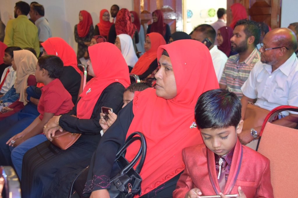 ޖެނުއަރީ 15، 2017: ޒަކާތު ފަންޑްގެ ފަރާތުން ބޯންމެރޯ ހެދުމަަށް ފުރުސަތުދީ އެކަމުގެ ލިޔުން ހަވާލުކުރުމަށް ބޭއްވި ހަފްލާގެ ތެރެއިން