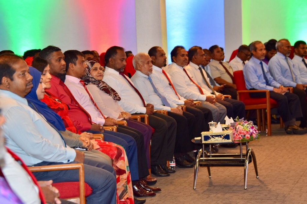 ޖެނުއަރީ 15، 2017: ޒަކާތު ފަންޑްގެ ފަރާތުން ބޯންމެރޯ ހެދުމަަށް ފުރުސަތުދީ އެކަމުގެ ލިޔުން ހަވާލުކުރުމަށް ބޭއްވި ހަފްލާގެ ތެރެއިން