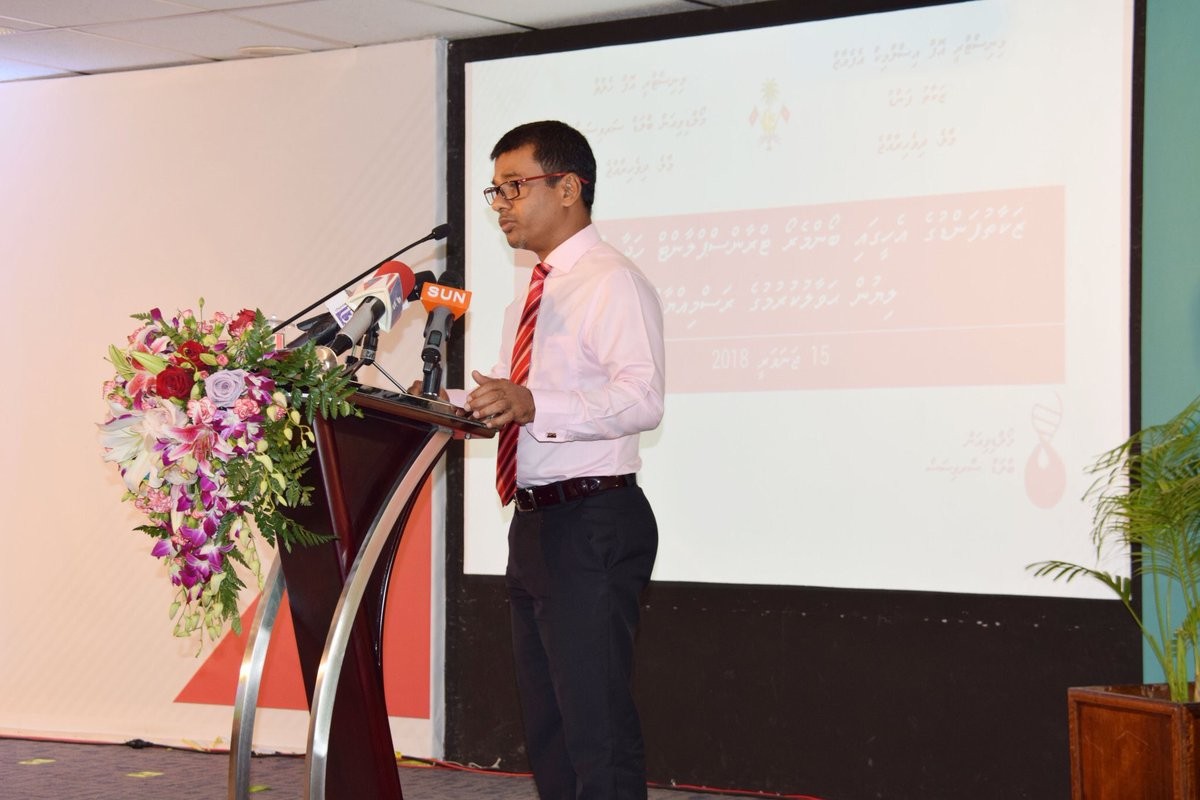 ޖެނުއަރީ 15، 2017: ޒަކާތު ފަންޑްގެ ފަރާތުން ބޯންމެރޯ ހެދުމަަށް ފުރުސަތުދީ އެކަމުގެ ލިޔުން ހަވާލުކުރުމަށް ބޭއްވި ހަފްލާގައި ހެލްތު މިނިސްޓަރު އަބްދުﷲ ނާޒިމް ވާހަކަ ދައްކަވަނީ