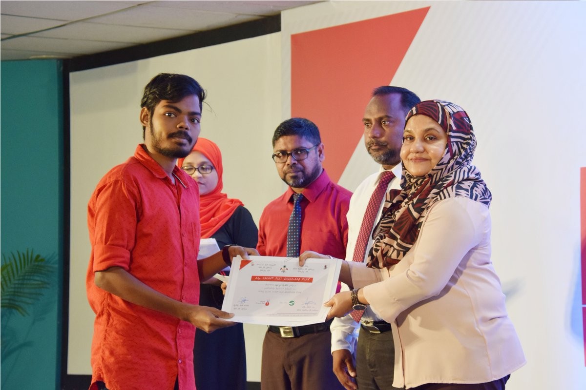 ޖެނުއަރީ 15، 2017: ޒަކާތު ފަންޑްގެ ފަރާތުން ބޯންމެރޯ ހެދުމަަށް ފުރުސަތުދީ އެކަމުގެ ލިޔުން ހަވާލުކުރުމަށް ބޭއްވި ހަފްލާގައި ބޯންމެރޯ ހެދުމުގެ ފުރުސަތު ލިބުނު ފަރާތްތަކާއި އެކަމުގެ ސެޓިފިކެޓް ހަވާލުކުރަނީ