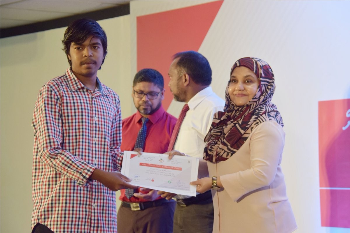 ޖެނުއަރީ 15، 2017: ޒަކާތު ފަންޑްގެ ފަރާތުން ބޯންމެރޯ ހެދުމަަށް ފުރުސަތުދީ އެކަމުގެ ލިޔުން ހަވާލުކުރުމަށް ބޭއްވި ހަފްލާގައި ބޯންމެރޯ ހެދުމުގެ ފުރުސަތު ލިބުނު ފަރާތްތަކާއި އެކަމުގެ ސެޓިފިކެޓް ހަވާލުކުރަނީ