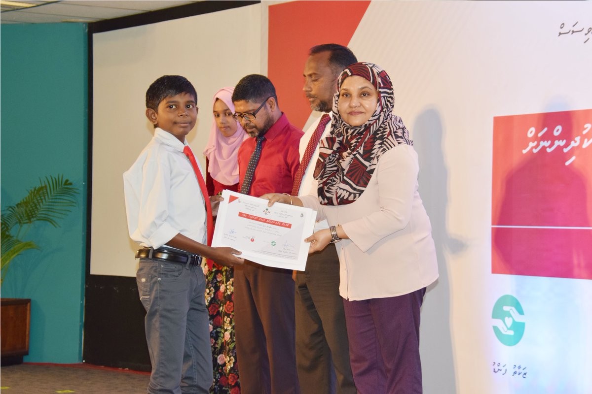 ޖެނުއަރީ 15، 2017: ޒަކާތު ފަންޑްގެ ފަރާތުން ބޯންމެރޯ ހެދުމަަށް ފުރުސަތުދީ އެކަމުގެ ލިޔުން ހަވާލުކުރުމަށް ބޭއްވި ހަފްލާގައި ބޯންމެރޯ ހެދުމުގެ ފުރުސަތު ލިބުނު ފަރާތްތަކާ އެކަމުގެ ސެޓިފިކެޓް ހަވާލުކުރަނީ