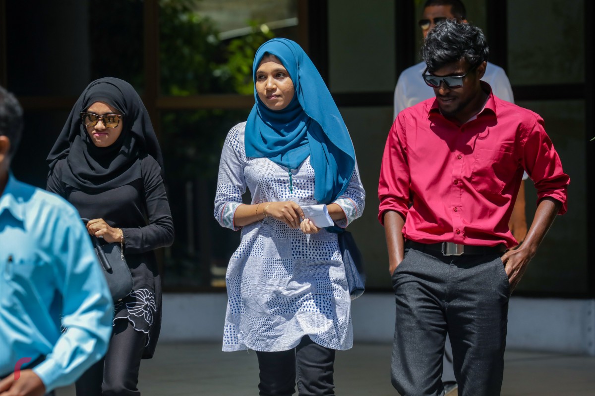 ޖެނުއަރީ 16، 2018: އަރަބިއްޔާ ސްކޫލްގެ ކުރީގެ ޕްރިންސިޕަލް ނަސްރުﷲ މުސްތަފާ "މިހާރު" ނޫހުގެ ނޫސްވެރިންނާއި ދެކޮޅަށް ކުރާ އަބުރު ގެއްލުވާލިކަމުގެ ދައުވާއާ ގުޅިގެން މިހާރު ނޫހުގެ އާސިމާ ނިޒާރު، ފަޒީނާ އަޙްމަދު އަދި މުޙައްމަދު ޔާމީން ކޯޓަށް ހާޒިރުވުމަށް ފަހު