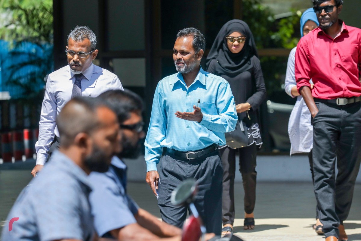 ޖެނުއަރީ 16، 2018: އަރަބިއްޔާ ސްކޫލްގެ ކުރީގެ ޕްރިންސިޕަލް ނަސްރުﷲ މުސްތަފާ "މިހާރު" ނޫހުގެ ނޫސްވެރިންނާއި ދެކޮޅަށް ކުރާ އަބުރު ގެއްލުވާލިކަމުގެ ދައުވާއާ ގުޅިގެން މިހާރު ނޫހުގެ ނޫސްވެރިން ކޯޓުން ނިކުމެގެން އަންނަނީ