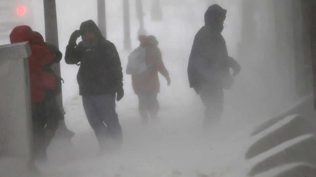 ޖެނުއަރީ 18، 2018: ބޮސްޓަންގައި ބޯކޯށް ސްނޯވ ފޭބުމުގެ ސަބަބުން މީހުންނަށް ވަނީ ހިނގާބިނގާ ވުމަށް ދަތިތަކާއި ދިމާވެފައި