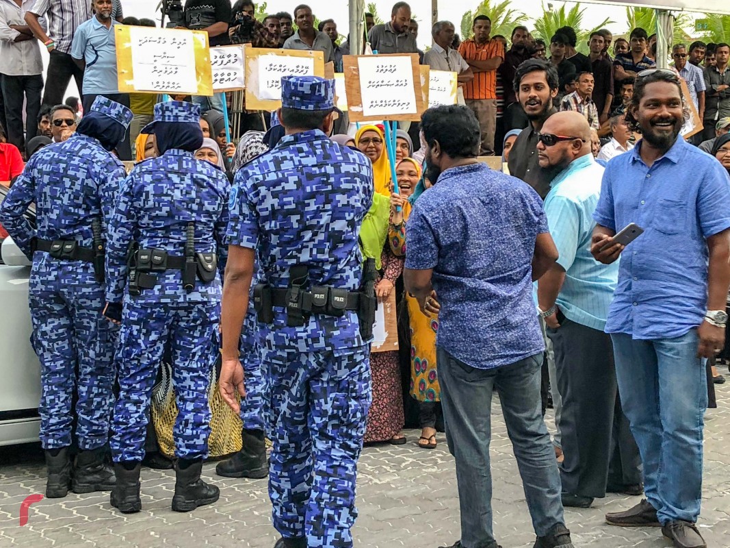 ޖެނުއަރީ 19، 2018: ގުޅިފައިވާ ޕާޓީތަކުގެ މެމްބަރުން އެމްޑީޕީ ހަރުގެ ސަރަހައްދުގައި ބޭއްވި އެއްވުން ރޫޅާލުމަށް ފުލުހުން ހަރަކާތްތެރިވަނީ