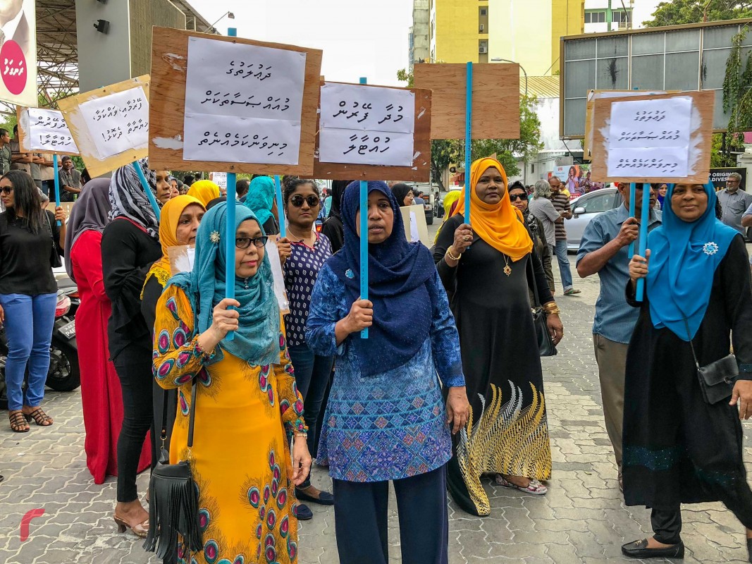 ޖެނުއަރީ 19، 2018: ގުޅިފައިވާ ޕާޓީތަކުގެ މެމްބަރުން އެމްޑީޕީ ހަރުގެ ސަރަހައްދުގައި ބޭއްވި އެއްވުމުގެ ތެރެއިން. މި ހަރަކާތުގައި ގުޅިފައިވާ އިއްތިހާދަށް ތާޢީދުކުރާ ގިނަ އަދަދެއްގެ ރައްޔިތުން ބައިވެރިވި