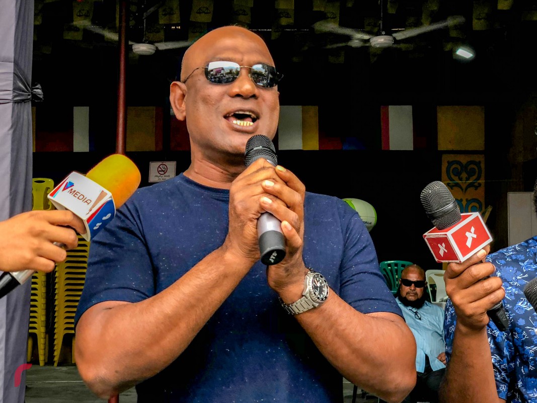 ޖެނުއަރީ 19، 2018: ގުޅިފައިވާ ޕާޓީތަކުގެ މެމްބަރުން އެމްޑީޕީ ހަރުގެ ސަރަހައްދުގައި ބޭއްވި ހަރަކާތުގައި ރައްޔިތުންގެ މަޖިލީހުގެ ނޮޅިވަރަމް ދާއިރާގެ މެމްބަރު ޙުސައިން އަރީފް ވާހަކަފުޅު ދައްކަވަނީ