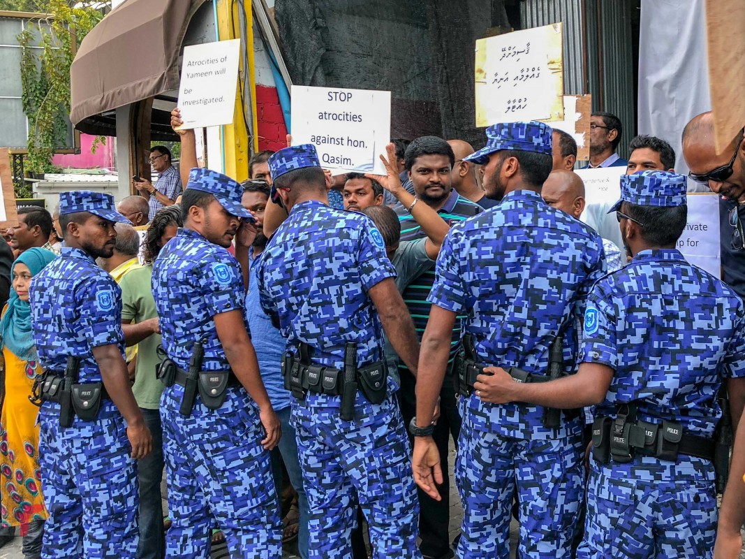 ޖެނުއަރީ 19، 2018: ގުޅިފައިވާ ޕާޓީތަކުގެ މެމްބަރުން އެމްޑީޕީ ހަރުގެ ސަރަހައްދުގައި ބޭއްވި އެއްވުން ރޫޅާލުމަށް ފުލުހުން ހަރަކާތްތެރިވަނީ