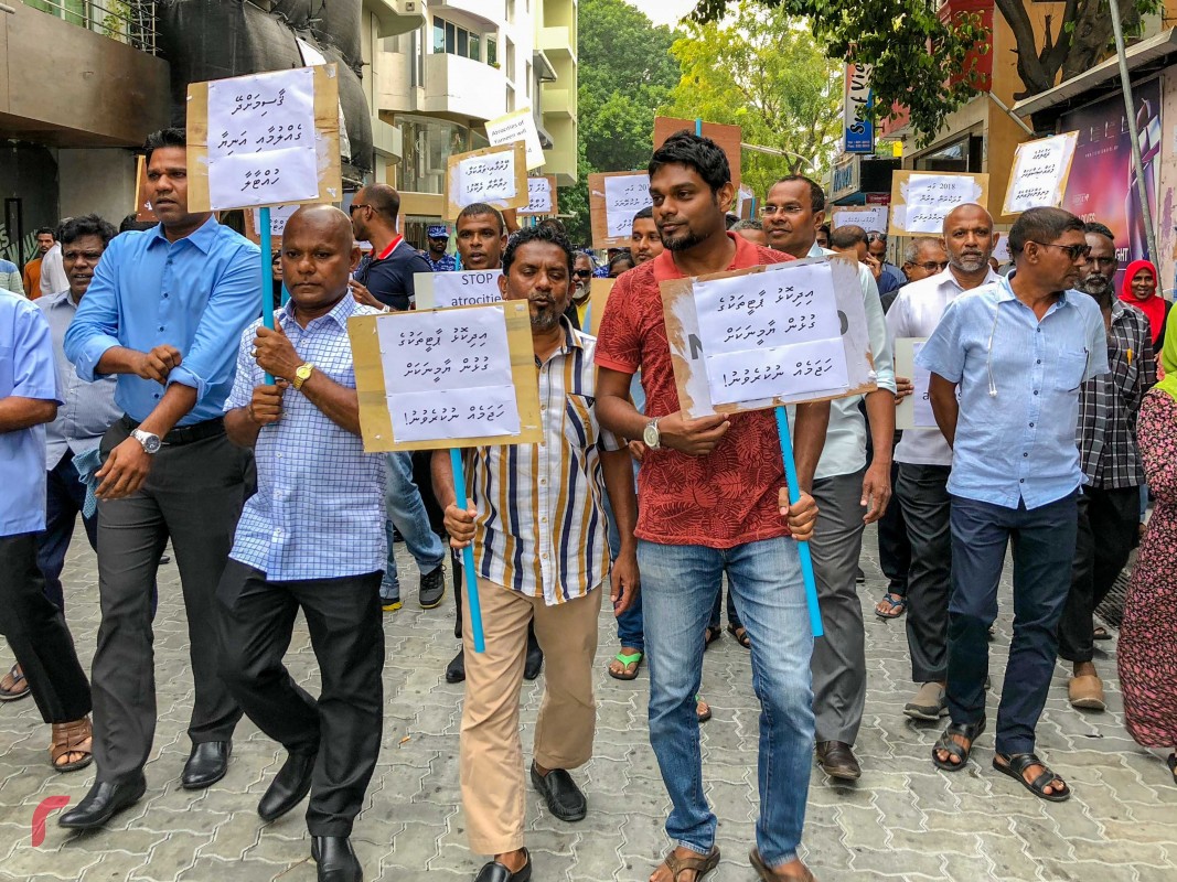 ޖެނުއަރީ 19، 2018: ގުޅިފައިވާ ޕާޓީތަކުގެ މެމްބަރުން އެމްޑީޕީ ހަރުގެ ސަރަހައްދުގައި ބޭއްވި އެއްވުމުގެ ތެރެއިން. މި ހަރަކާތުގައި ގުޅިފައިވާ އިއްތިހާދަށް ތާޢީދުކުރާ ގިނަ އަދަދެއްގެ ރައްޔިތުން ބައިވެރިވި