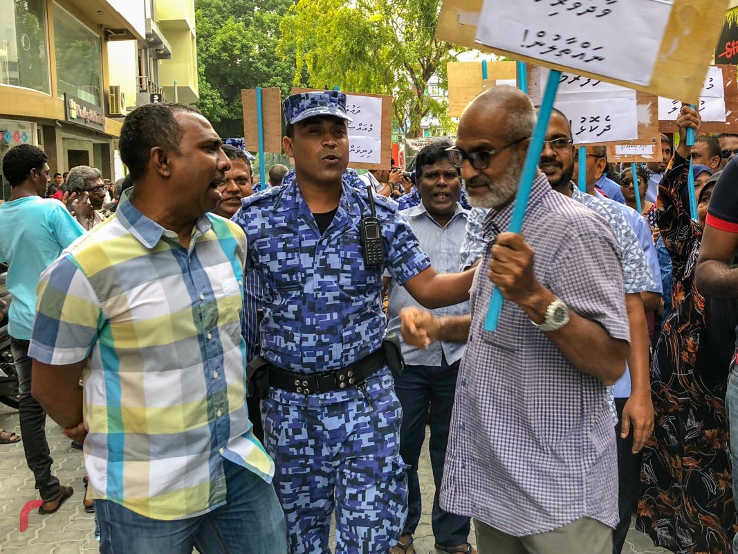 ޖެނުއަރީ 19، 2018: ގުޅިފައިވާ ޕާޓީތަކުގެ މެމްބަރުން އެމްޑީޕީ ހަރުގެ ސަރަހައްދުގައި ބޭއްވި އެއްވުން ރޫޅާލުމަށް ފުލުހުން ހަރަކާތްތެރިވަނީ