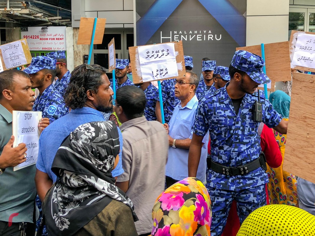 ޖެނުއަރީ 19، 2018: ގުޅިފައިވާ ޕާޓީތަކުގެ މެމްބަރުން އެމްޑީޕީ ހަރުގެ ސަރަހައްދުގައި ބޭއްވި އެއްވުން ރޫޅާލުމަށް ފުލުހުން ހަރަކާތްތެރިވަނީ