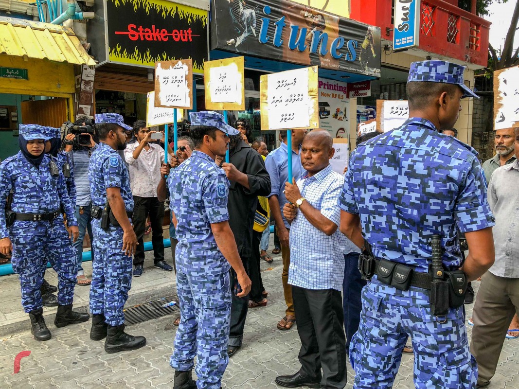 ޖެނުއަރީ 19، 2018: ގުޅިފައިވާ ޕާޓީތަކުގެ މެމްބަރުން އެމްޑީޕީ ހަރުގެ ސަރަހައްދުގައި ބޭއްވި އެއްވުން ރޫޅާލުމަށް ފުލުހުން ހަރަކާތްތެރިވަނީ