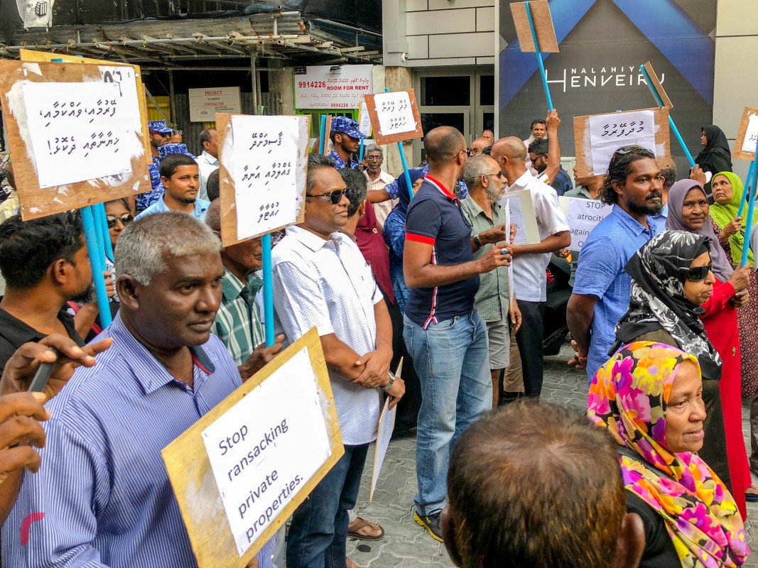 ޖެނުއަރީ 19، 2018: ގުޅިފައިވާ ޕާޓީތަކުގެ މެމްބަރުން އެމްޑީޕީ ހަރުގެ ސަރަހައްދުގައި ބޭއްވި އެއްވުމުގެ ތެރެއިން. މި ހަރަކާތުގައި ގުޅިފައިވާ އިއްތިހާދަށް ތާޢީދުކުރާ ގިނަ އަދަދެއްގެ ރައްޔިތުން ބައިވެރިވި