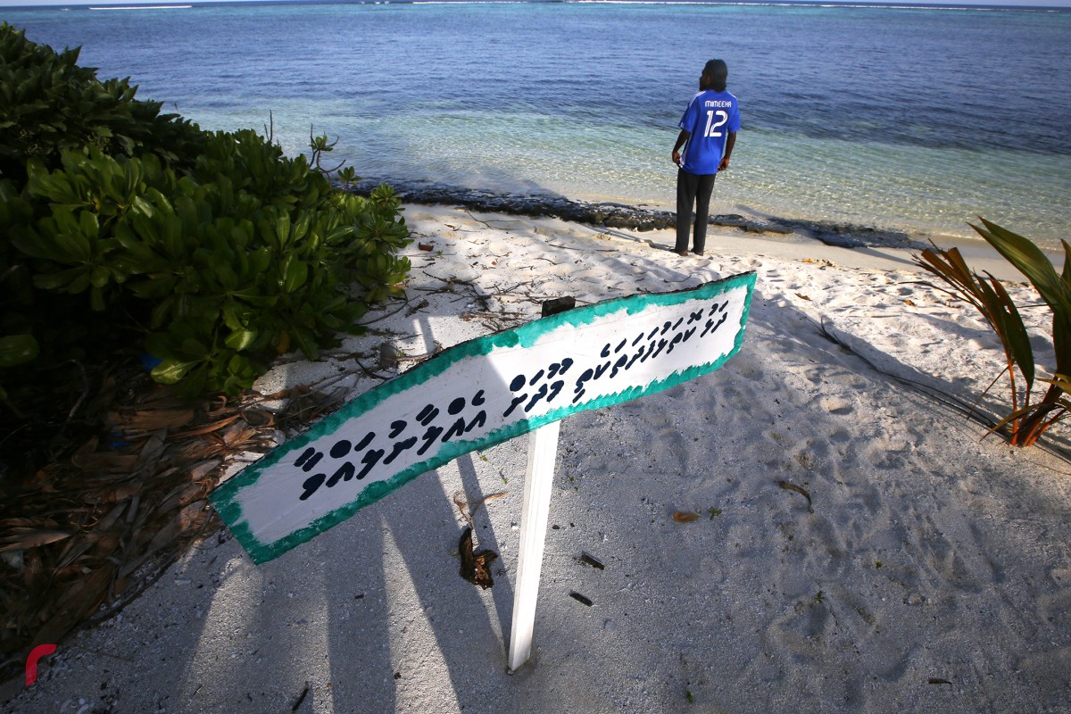 މަކުނުދޫގައި ކުނި ނޭޅުމަށް ރަށުގެ ރައްޔިތުންނަށް އެންގުމުގެ ގޮތުން ބޯޑެއް ގޮނޑުދޮށުގައި ހަރުކޮށްފައި