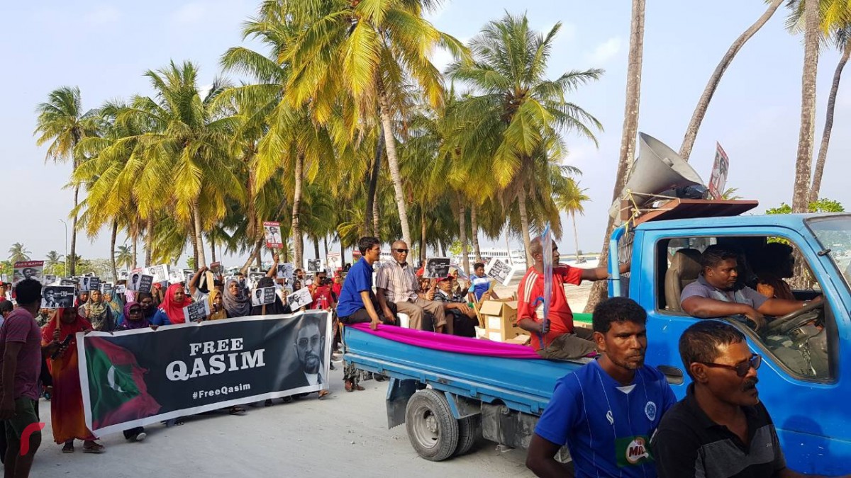 ޖެނުއަރީ 20، 2018: ގަވައިދާ ހިލާފަށް ރަލާއި އޫރުމަހުގެ ވިޔަފާރި ކުރާ ކަމުގެ ތުހުމަތުގައި ކަސްޓަމްސްއާއި ފުލުުހުން ގުޅިގެން ހިންގަމުންގެންދާ އޮޕަރޭޝަނަށް ފުލުހުންގެ ޓީމުން ވިލާގެ ފަން އަައިލެންޑް ރިޒޯޓްގައި ހަރަކާތްތެރިވާން ފެށުމާއިއެކު މާމިގިލީގެ ރައްޔިތުން އެކަމާ ދެކޮޅަށް އަޑުއުފުލައި މުޒާހަރާ ކުރަނީ