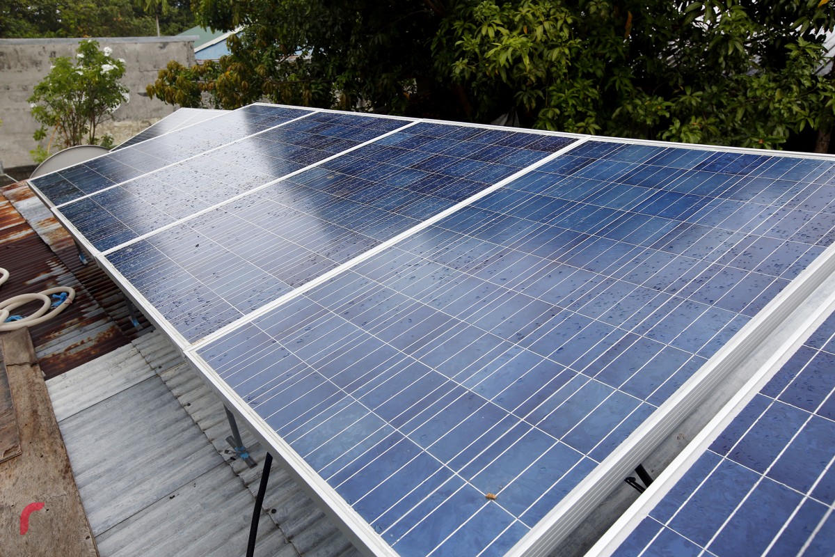 ރާއްޖޭގެ ބައެއް ގެތަކުގައި އަމިއްލަ ފަރާތްތަކުން މިހާރު ސޯލާ ޕެނަލް ބޭނުންކުރެއެވެ. އިރުގެ އަލިން ކަރަންޓް އުފެއްދުމަށް ސޯލާ ޕެނަލް ބޭނުންކޮށްފިނަމަ މިހާރު އިންޖީނުތަކުން ބޭރުވާ ވިހަ ގޭސްތައް މަދުވާނެވެ. ދިރާސާތަކުން ދައްކާ ގޮތުގައި މުޅި ދުނިޔެ ރިނިއުބަލް އެނާޖީއަށް ބަދަލު ނުވާ ހިނދަކު ދުނިޔޭގެ ތިމާވެއްޓަށް ރަނގަޅު ބަދަލެއް ގެންނަން ދަތިވާނެވެ.