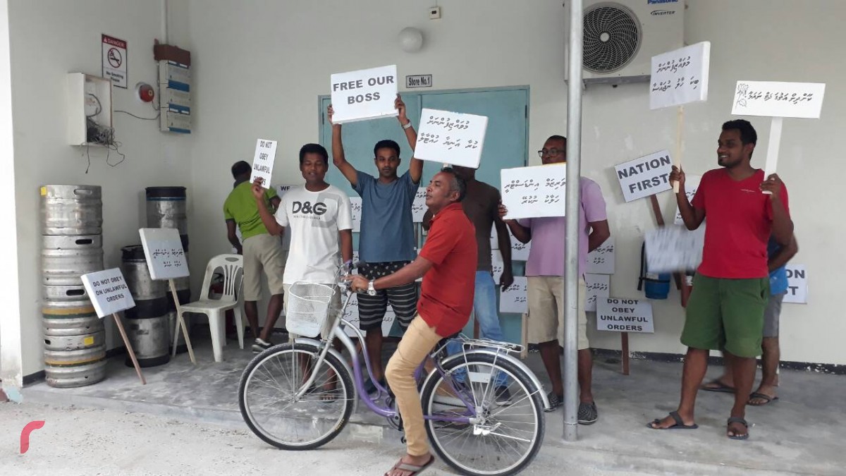 ޖެނުއަރީ 20، 2018: ގަވައިދާ ހިލާފަށް ރަލާއި އޫރުމަހުގެ ވިޔަފާރި ކުރާ ކަމުގެ ތުހުމަތުގައި ކަސްޓަމްސްއާއި ފުލުުހުން ގުޅިގެން ހިންގަމުންގެންދާ އޮޕަރޭޝަނަށް ފުލުހުންގެ ޓީމުން ވިލާގެ ފަން އަައިލެންޑް ރިޒޯޓްގައި ހަރަކާތްތެރިވާން ފެށުމާއިއެކު މާމިގިލީގެ ރައްޔިތުން އެކަމާ ދެކޮޅަށް އަޑުއުފުލައި މުޒާހަރާ ކުރަނީ