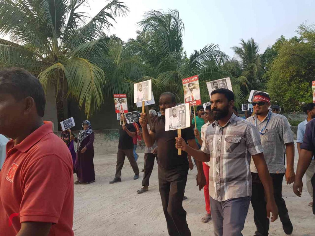 ޖެނުއަރީ 20، 2018: ގަވައިދާ ހިލާފަށް ރަލާއި އޫރުމަހުގެ ވިޔަފާރި ކުރާ ކަމުގެ ތުހުމަތުގައި ކަސްޓަމްސްއާއި ފުލުުހުން ގުޅިގެން ހިންގަމުންގެންދާ އޮޕަރޭޝަނަށް ފުލުހުންގެ ޓީމުން ވިލާގެ ފަން އަައިލެންޑް ރިޒޯޓްގައި ހަރަކާތްތެރިވާން ފެށުމާއިއެކު މާމިގިލީގެ ރައްޔިތުން އެކަމާ ދެކޮޅަށް އަޑުއުފުލައި މުޒާހަރާ ކުރަނީ