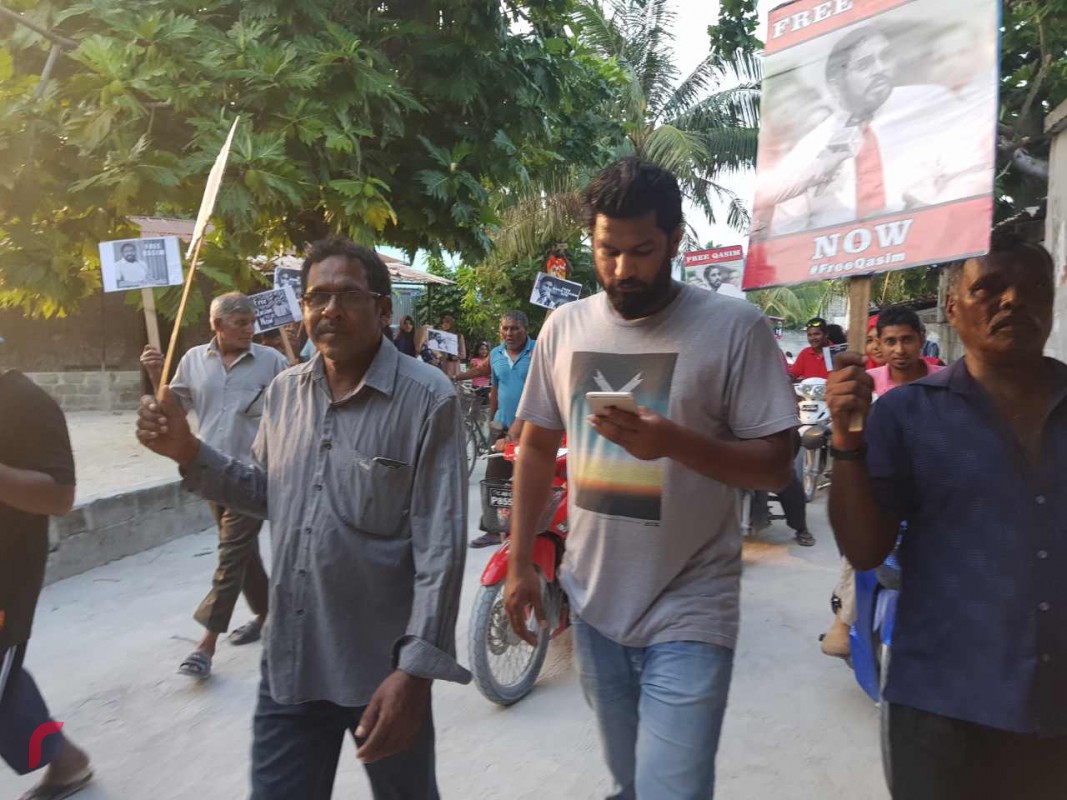 ޖެނުއަރީ 20، 2018: ގަވައިދާ ހިލާފަށް ރަލާއި އޫރުމަހުގެ ވިޔަފާރި ކުރާ ކަމުގެ ތުހުމަތުގައި ކަސްޓަމްސްއާ ފުލުުހުން ގުޅިގެން ހިންގަމުންގެންދާ އޮޕަރޭޝަނަށް ފުލުހުންގެ ޓީމުން ވިލާގެ ފަން އަައިލެންޑް ރިޒޯޓްގައި ހަރަކާތްތެރިވާން ފެށުމާއިއެކު މާމިގިލީގެ ރައްޔިތުން އެކަމާ ދެކޮޅަށް އަޑުއުފުލައި މުޒާހަރާ ކުރަނީ