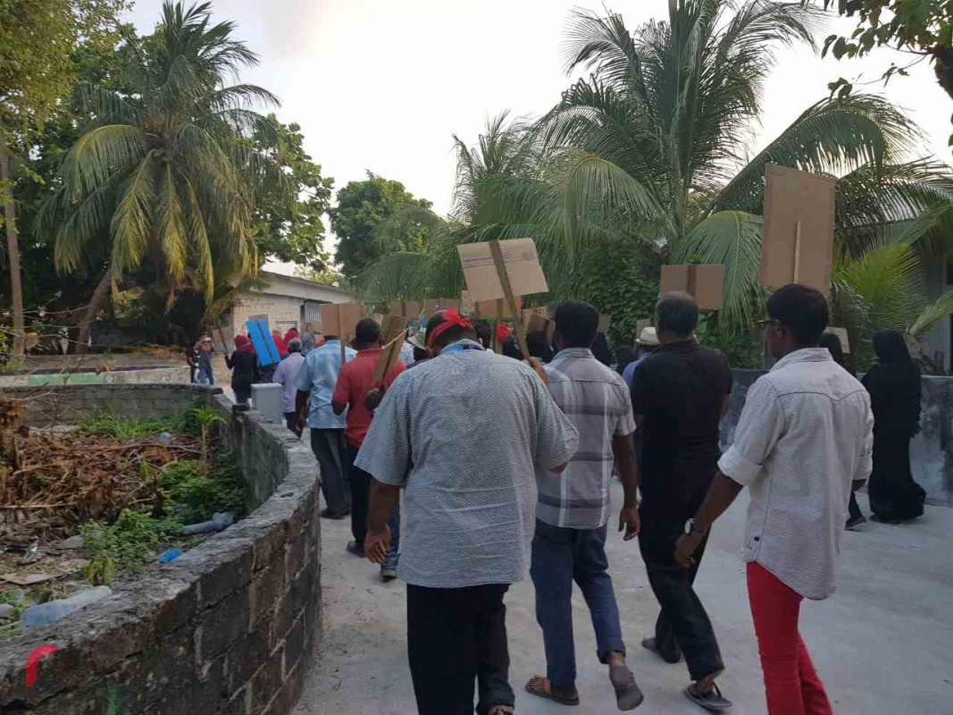 ޖެނުއަރީ 20، 2018: ގަވައިދާ ހިލާފަށް ރަލާއި އޫރުމަހުގެ ވިޔަފާރި ކުރާ ކަމުގެ ތުހުމަތުގައި ކަސްޓަމްސްއާ ފުލުުހުން ގުޅިގެން ހިންގަމުންގެންދާ އޮޕަރޭޝަނަށް ފުލުހުންގެ ޓީމުން ވިލާގެ ފަން އަައިލެންޑް ރިޒޯޓްގައި ހަރަކާތްތެރިވާން ފެށުމާއިއެކު މާމިގިލީގެ ރައްޔިތުން އެކަމާ ދެކޮޅަށް އަޑުއުފުލައި މުޒާހަރާ ކުރަނީ