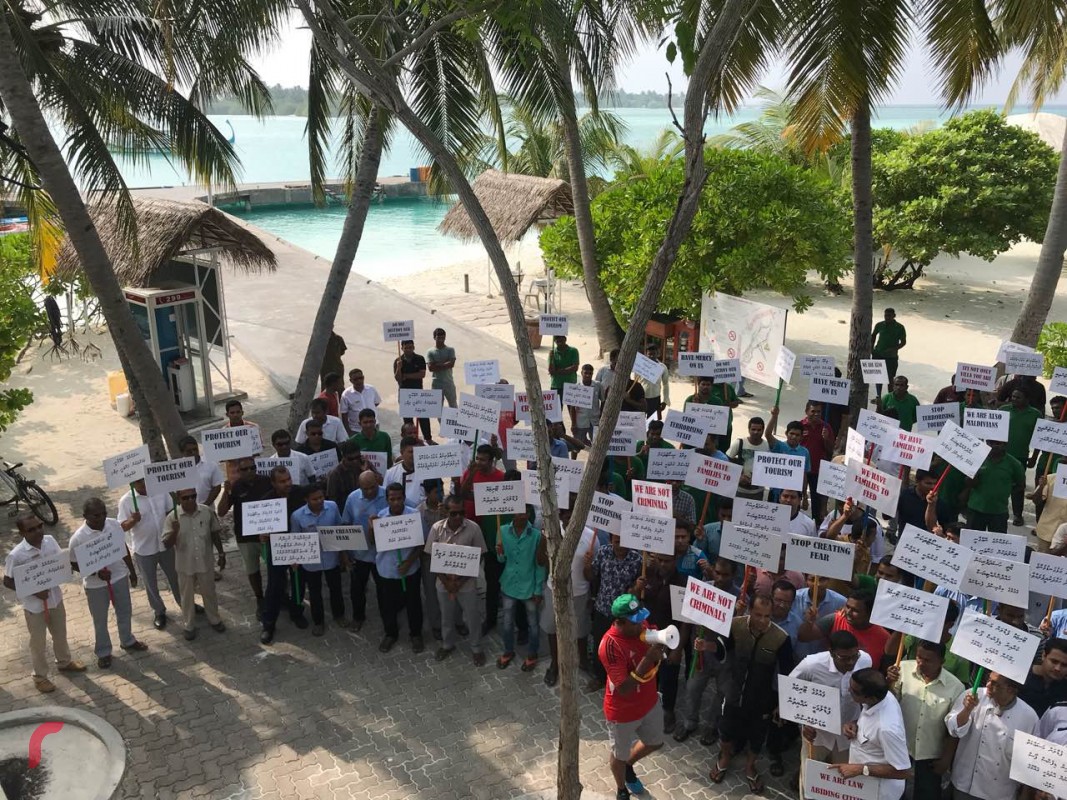 ޖެނުއަރީ 21، 2018: ވިލާ ރިޒޯޓްތަކަށް ދޫކޮށްފައިވާ ރާ ވިއްކުމުގެ ހުއްދަތައް ބާތިލް ކުރުމާ އެކު ވިޔަފާރިއައް ގެއްލުންވާނެ ކަމަށް ބުނެ ވިލާ ރިޒޯޓްގެ މުވައްޒިފުން ސަން އައިލެންޑް އަދި ޕެރަޑަައިސް އައިލެންޑްގައި އިޙްތިޖާޖް ކުރަނީ