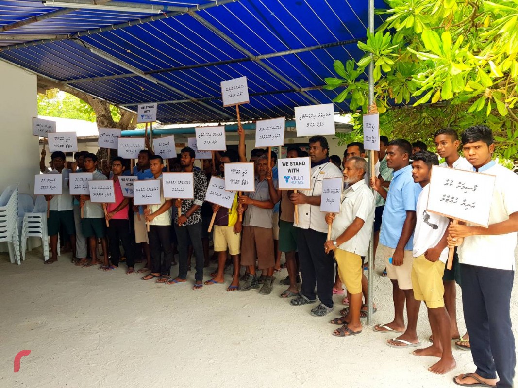 ޖެނުއަރީ 21، 2018: ވިލާ ރިޒޯޓްތަކަށް ދޫކޮށްފައިވާ ރާ ވިއްކުމުގެ ހުއްދަތައް ބާތިލް ކުރުމާ އެކު ވިޔަފާރިއައް ގެއްލުންވާނެ ކަމަށް ބުނެ ވިލާ ރިޒޯޓްގެ މުވައްޒިފުން ސަން އައިލެންޑް އަދި ޕެރަޑަައިސް އައިލެންޑްގައި އިޙްތިޖާޖް ކުރަނީ