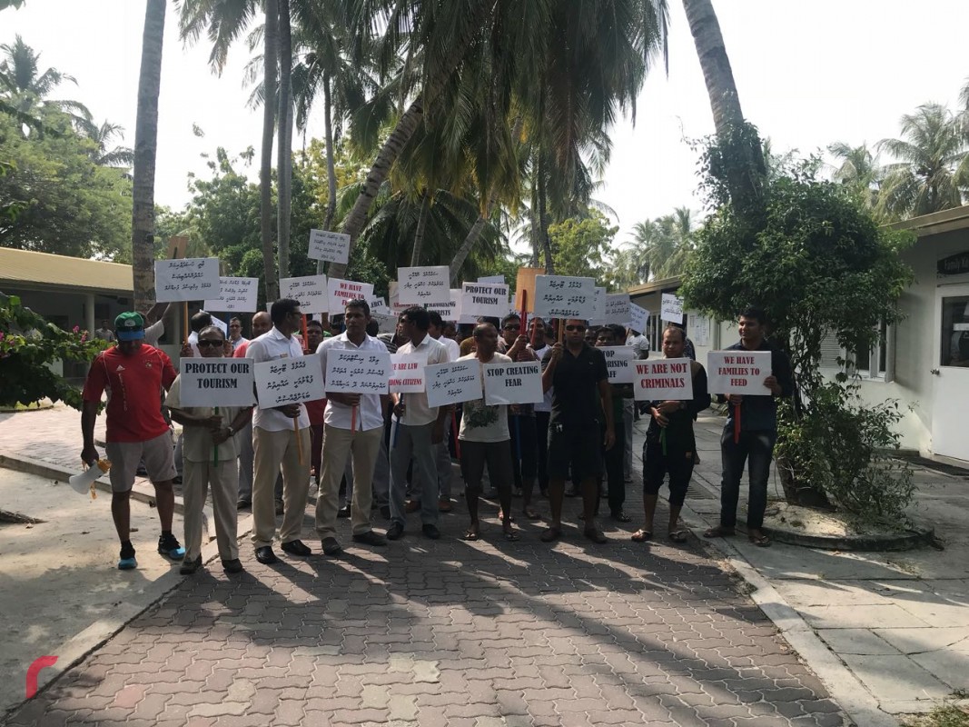 ޖެނުއަރީ 21، 2018: ވިލާ ރިޒޯޓްތަކަށް ދޫކޮށްފައިވާ ރާ ވިއްކުމުގެ ހުއްދަތައް ބާތިލް ކުރުމާ އެކު ވިޔަފާރިއައް ގެއްލުންވާނެ ކަމަށް ބުނެ ވިލާ ރިޒޯޓްގެ މުވައްޒިފުން ސަން އައިލެންޑް އަދި ޕެރަޑަައިސް އައިލެންޑްގައި އިޙްތިޖާޖް ކުރަނީ