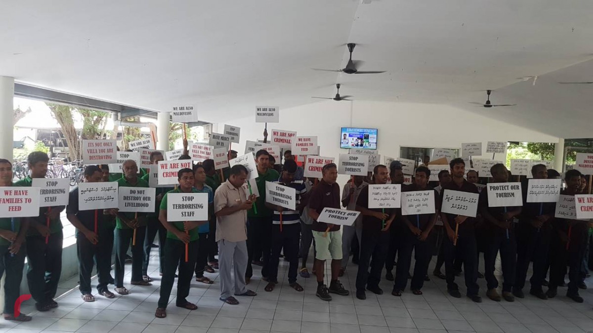 ޖެނުއަރީ 21، 2018: ވިލާ ރިޒޯޓްތަކަށް ދޫކޮށްފައިވާ ރާ ވިއްކުމުގެ ހުއްދަތައް ބާތިލް ކުރުމާ އެކު ވިޔަފާރިއައް ގެއްލުންވާނެ ކަމަށް ބުނެ ވިލާ ރިޒޯޓްގެ މުވައްޒިފުން ސަން އައިލެންޑް އަދި ޕެރަޑަައިސް އައިލެންޑްގައި އިޙްތިޖާޖް ކުރަނީ