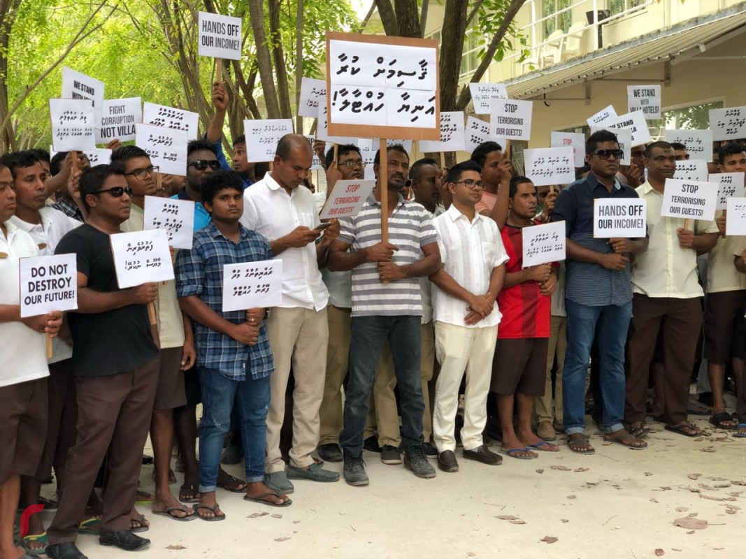 ޖެނުއަރީ 21، 2018: ވިލާ ރިޒޯޓްތަކަށް ދޫކޮށްފައިވާ ރާ ވިއްކުމުގެ ހުއްދަތައް ބާތިލް ކުރުމާ އެކު ވިޔަފާރިއައް ގެއްލުންވާނެ ކަމަށް ބުނެ ވިލާ ރިޒޯޓްގެ މުވައްޒިފުން ސަން އައިލެންޑް އަދި ޕެރަޑަައިސް އައިލެންޑްގައި އިޙްތިޖާޖް ކުރަނީ