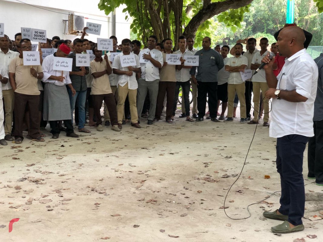 ޖެނުއަރީ 21، 2018: ވިލާ ރިޒޯޓްތަކަށް ދޫކޮށްފައިވާ ރާ ވިއްކުމުގެ ހުއްދަތައް ބާތިލް ކުރުމާ އެކު ވިޔަފާރިއައް ގެއްލުންވާނެ ކަމަށް ބުނެ ވިލާ ރިޒޯޓްގެ މުވައްޒިފުން ސަން އައިލެންޑް އަދި ޕެރަޑަައިސް އައިލެންޑްގައި އިޙްތިޖާޖް ކުރަނީ