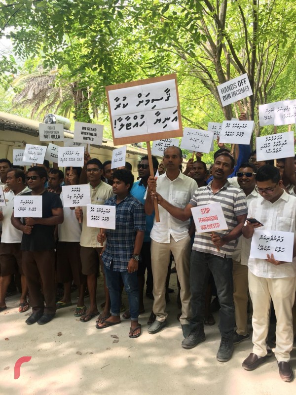 ޖެނުއަރީ 21، 2018: ވިލާ ރިޒޯޓްތަކަށް ދޫކޮށްފައިވާ ރާ ވިއްކުމުގެ ހުއްދަތައް ބާތިލް ކުރުމާ އެކު ވިޔަފާރިއައް ގެއްލުންވާނެ ކަމަށް ބުނެ ވިލާ ރިޒޯޓްގެ މުވައްޒިފުން ސަން އައިލެންޑް އަދި ޕެރަޑަައިސް އައިލެންޑްގައި އިޙްތިޖާޖް ކުރަނީ