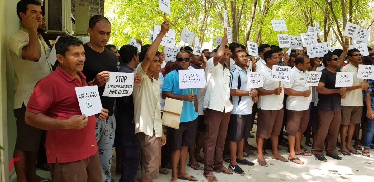 ޖެނުއަރީ 21، 2018: ވިލާ ރިޒޯޓްތަކަށް ދޫކޮށްފައިވާ ރާ ވިއްކުމުގެ ހުއްދަތައް ބާތިލް ކުރުމާ އެކު ވިޔަފާރިއައް ގެއްލުންވާނެ ކަމަށް ބުނެ ވިލާ ރިޒޯޓްގެ މުވައްޒިފުން ސަން އައިލެންޑް އަދި ޕެރަޑަައިސް އައިލެންޑްގައި އިޙްތިޖާޖް ކުރަނީ