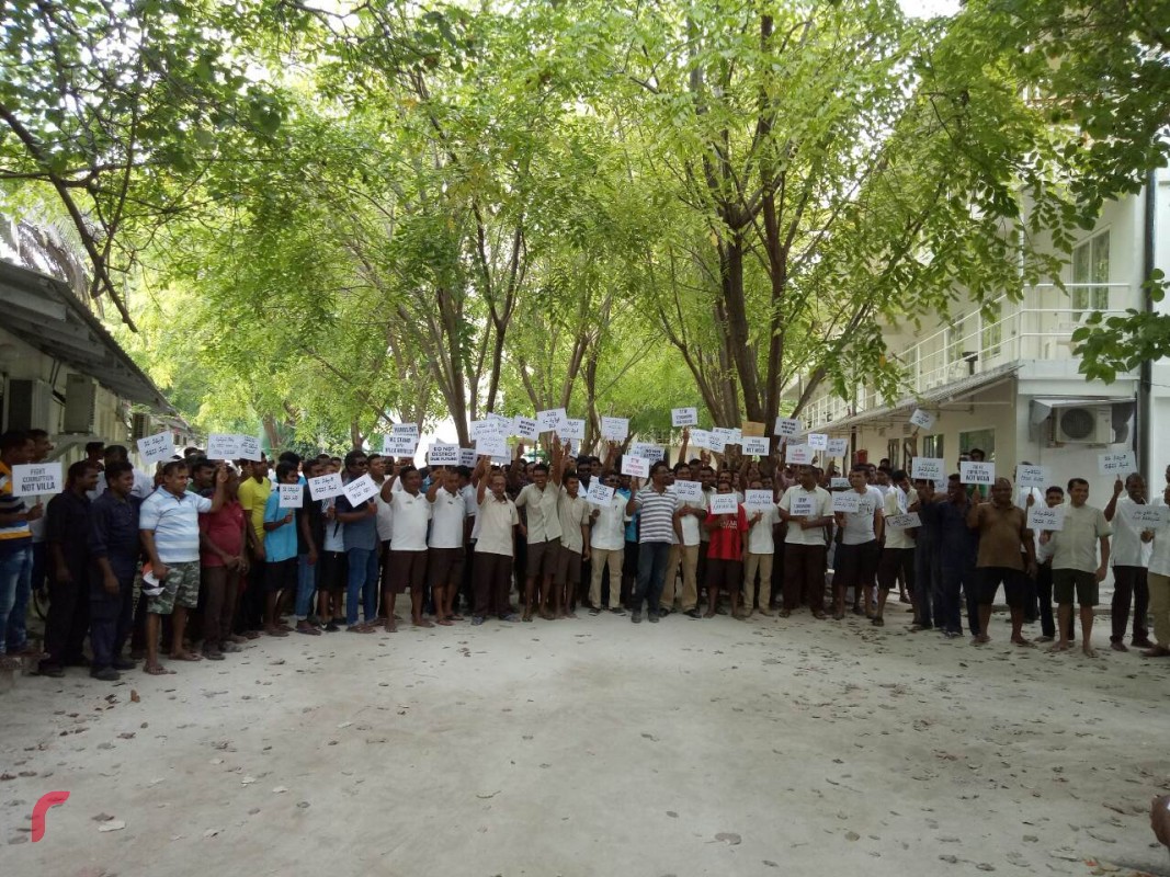 ޖެނުއަރީ 21، 2018: ވިލާ ރިޒޯޓްތަކަށް ދޫކޮށްފައިވާ ރާ ވިއްކުމުގެ ހުއްދަތައް ބާތިލް ކުރުމާ އެކު ވިޔަފާރިއައް ގެއްލުންވާނެ ކަމަށް ބުނެ ވިލާ ރިޒޯޓްގެ މުވައްޒިފުން ސަން އައިލެންޑް އަދި ޕެރަޑަައިސް އައިލެންޑްގައި އިޙްތިޖާޖް ކުރަނީ