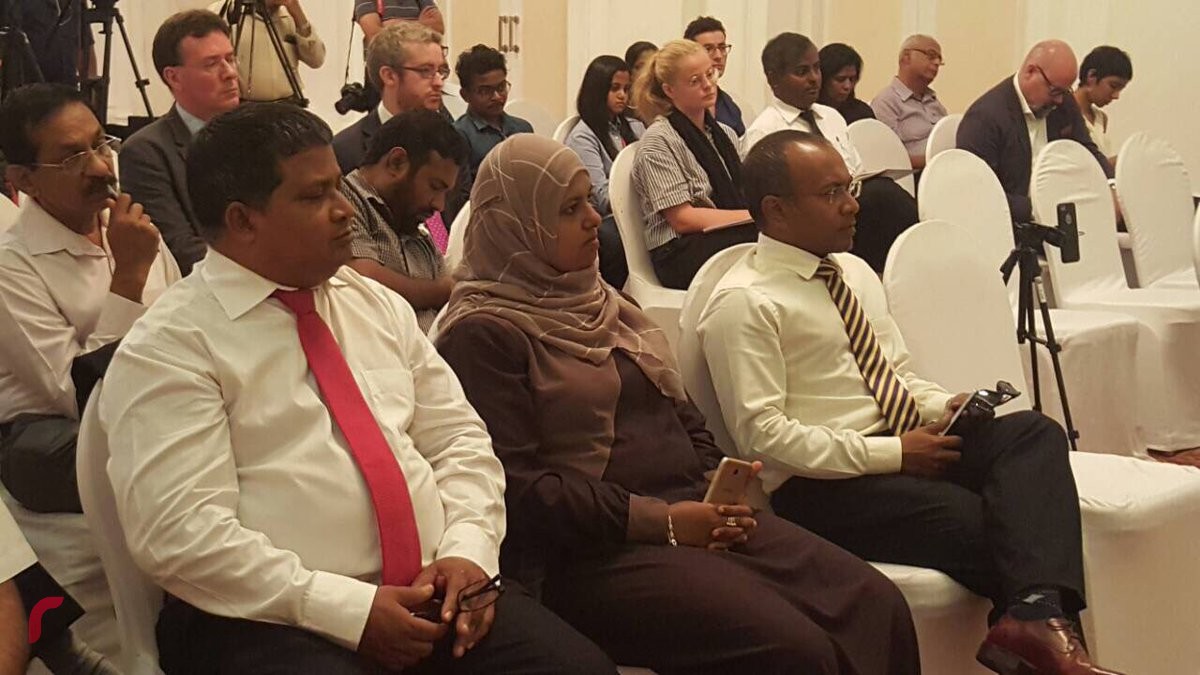 ކޮލަމްބޯ: 22 ޖެނުއަރީ 2018: ކުރީގެ ރައީސް މުޙައްމަދު ނަޝީދު ކޮލަމްބޯގައި ބޭއްވި ނިއުސް ކޮންފަރެންސްގެ ތެރެއިން: 2018 ވަނަ އަހަރުގެ ރިޔާސީ އިންތިޚާބުގައި ބައިވެރިވުމުގެ ހައްގު ހޯދުމަށް އދ. އަށް ހުށަހަޅާފައިވާ ކަމަށް އެ މަނިކުފާނު ވިދާޅުވި