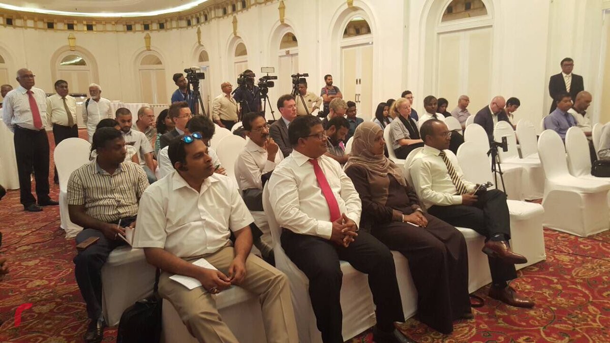 ކޮލަމްބޯ: 22 ޖެނުއަރީ 2018: ކުރީގެ ރައީސް މުޙައްމަދު ނަޝީދު ކޮލަމްބޯގައި ބޭއްވި ނިއުސް ކޮންފަރެންސްގެ ތެރެއިން: ރައީސް ޔާމީނަށް ދޫނުދެއްވާނެ ކަމަށާއި އެއް ކެންޑިޑޭޓެއް ނެރި، ރައީސް ޔާމީން ބަލިކުރައްވާނެ ކަމަށް ވިދާޅުވި