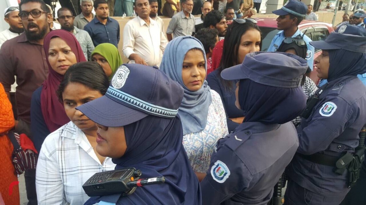 ޖެނުއަރީ 23، 2018: ގުޅިފައިވާ އިއްތިހާދުން އިންތިޒާމްކޮށްގެން އެމްޑީޕީ ހަރުގެ ސަރަހައްދުގައި ކުރިއަށްގެންދިޔަ ހަރަކާތުގެ ތެރެއިން، މި ހަރަކާތް ރޫޅާލުމަށް ފުލުހުން ވަނީ މަސައްކަތް ކޮށްފައި