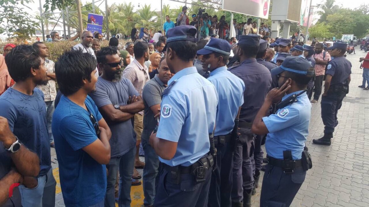 ޖެނުއަރީ 23، 2018: ގުޅިފައިވާ އިއްތިހާދުން އިންތިޒާމްކޮށްގެން އެމްޑީޕީ ހަރުގެ ސަރަހައްދުގައި ކުރިއަށްގެންދިޔަ ހަރަކާތުގެ ތެރެއިން، މި ހަރަކާތް ރޫޅާލުމަށް ފުލުހުން ވަނީ މަސައްކަތް ކޮށްފައި