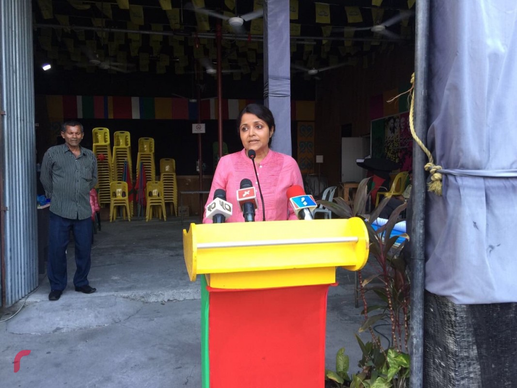 ޖެނުއަރީ 23، 2018: ގުޅިފައިވާ އިއްތިހާދުން އިންތިޒާމްކޮށްގެން އެމްޑީޕީ ހަރުގެ ސަރަހައްދުގައި ކުރިއަށްގެންދިޔަ ހަރަކާތުގައި ޔުމްނާ މައުމޫން ވާހަކަފުޅު ދައްކަވަނީ