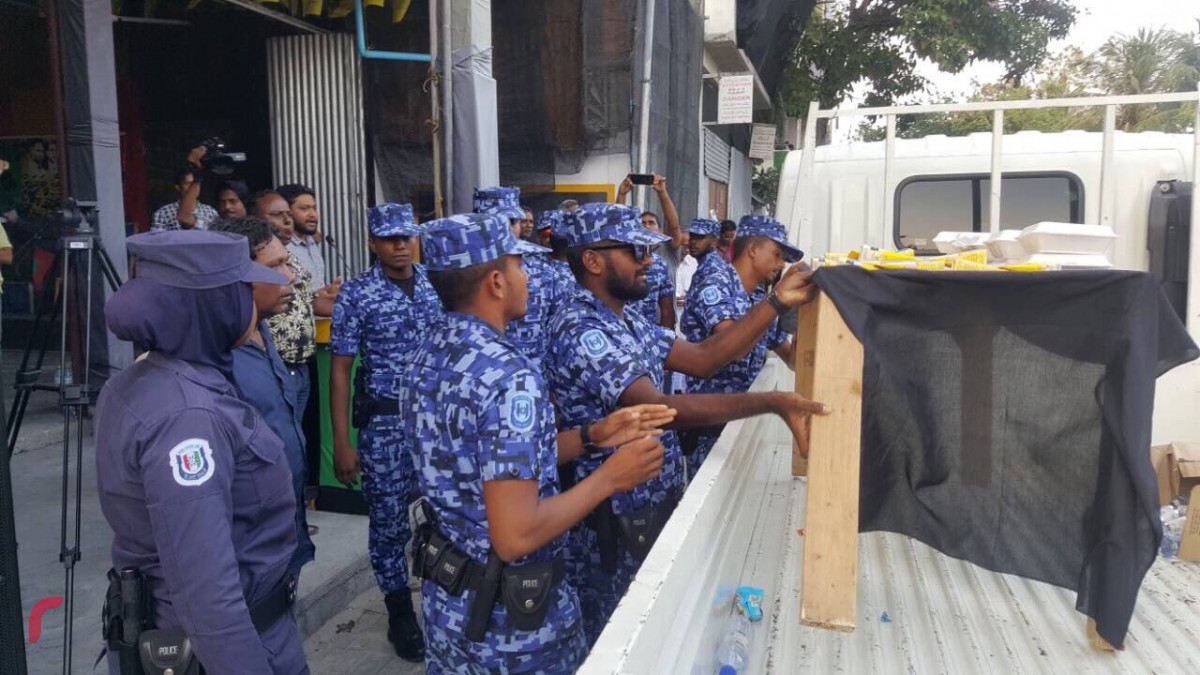 ޖެނުއަރީ 23، 2018: ގުޅިފައިވާ އިއްތިހާދުން އިންތިޒާމްކޮށްގެން އެމްޑީޕީ ހަރުގެ ސަރަހައްދުގައި ކުރިއަށްގެންދިޔަ ހަރަކާތުގެ ތެރެއިން، މި ހަރަކާތް ރޫޅާލުމަށް ފުލުހުން ވަނީ މަސައްކަތް ކޮށްފައި