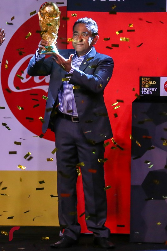 ޖެނުއަރީ 24، 2018: ފީފާ ވޯލްޑް ކަޕް ޓްރޮފީ ރާއްޖެ ގެނެސް ގަލޮޅު ރަސްމީ ބޯޅަ ދަނޑުގައި ބޭއްވި ރަސްމިއްޔާތުގައި ރައީސް ޔާމީން ވޯލްޑް ކަޕް ޓްރޮފީ ހިއްލާ ލައްވަނީ 