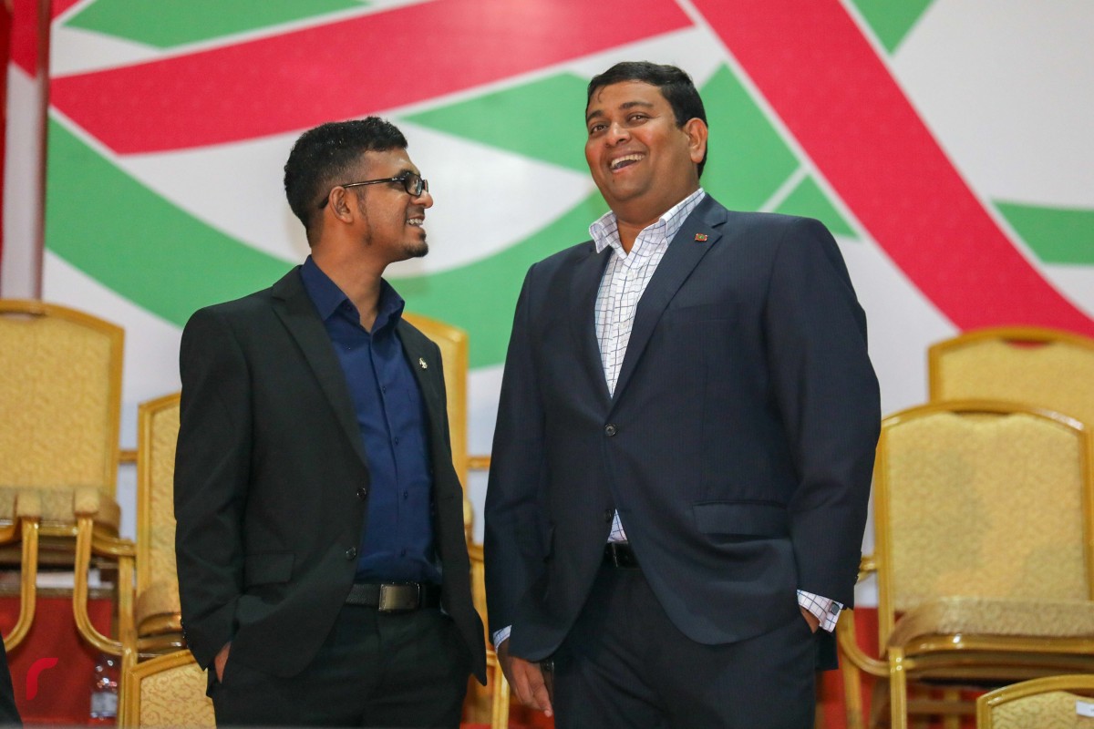 ޖެނުއަރީ 24، 2018: ފީފާ ވޯލްޑް ކަޕް ޓްރޮފީ ރާއްޖެ ގެނެސް ގަލޮޅު ރަސްމީ ބޯޅަ ދަނޑުގައި ޓްރޮފީ ދައްކާލުމަށް ބޭއްވި ކުލަގަދަ ރައްމިއްޔާުތުގައި ފިޝަރީޒު މިނިސްޓަރު ޝައިނީ އާއި ފިނޭންސް މިނިސްޓަރު އަހްމަދު މުނައްވަރު 