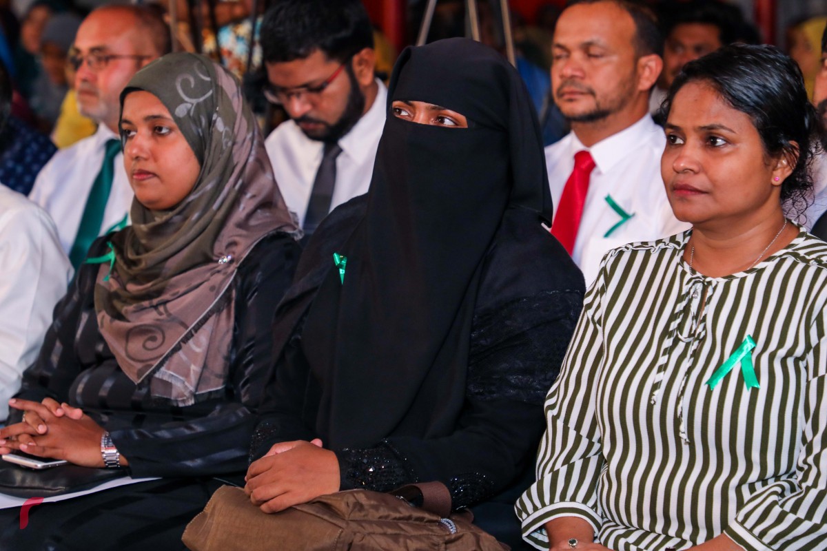 ޖެނުއަރީ 25، 2018: އަދާލަތު ޕާޓީގެ ރައީސް ޝެއިޚް އިމްރާން ޖަލު ބަންދުގައި ހުންނަވާތާ 1000 ދުވަސް ފުުރުމާ ގުޅިގެން އިދިކޮޅު އިއްތިހާދުން ކުނޫޒުގައި ބޭއްވި ޖަލްސާގައި އިމްރާންގެ އަނބިކަނބަލުން (މެދުގައި)