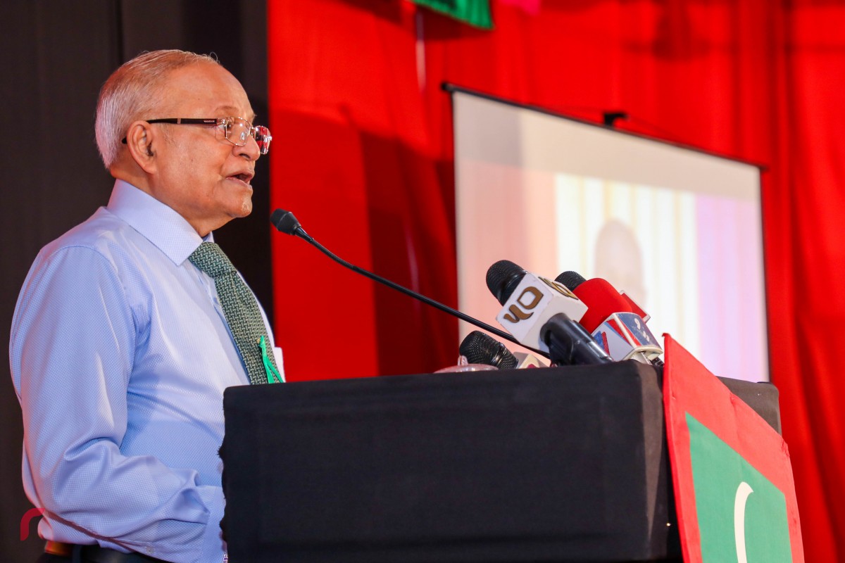 ޖެނުއަރީ 25، 2018: އަދާލަތު ޕާޓީގެ ރައީސް ޝެއިޚް އިމްރާން ޖަލު ބަންދުގައި ހުންނަވާތާ 1000 ދުވަސް ފުުރުމާ ގުޅިގެން އިދިކޮޅު އިއްތިހާދުން ކުނޫޒުގައި ބޭއްވި ޖަލްސާގައި ރައީސް މައުމޫން ވާހަކަ ދައްކަވަނީ 